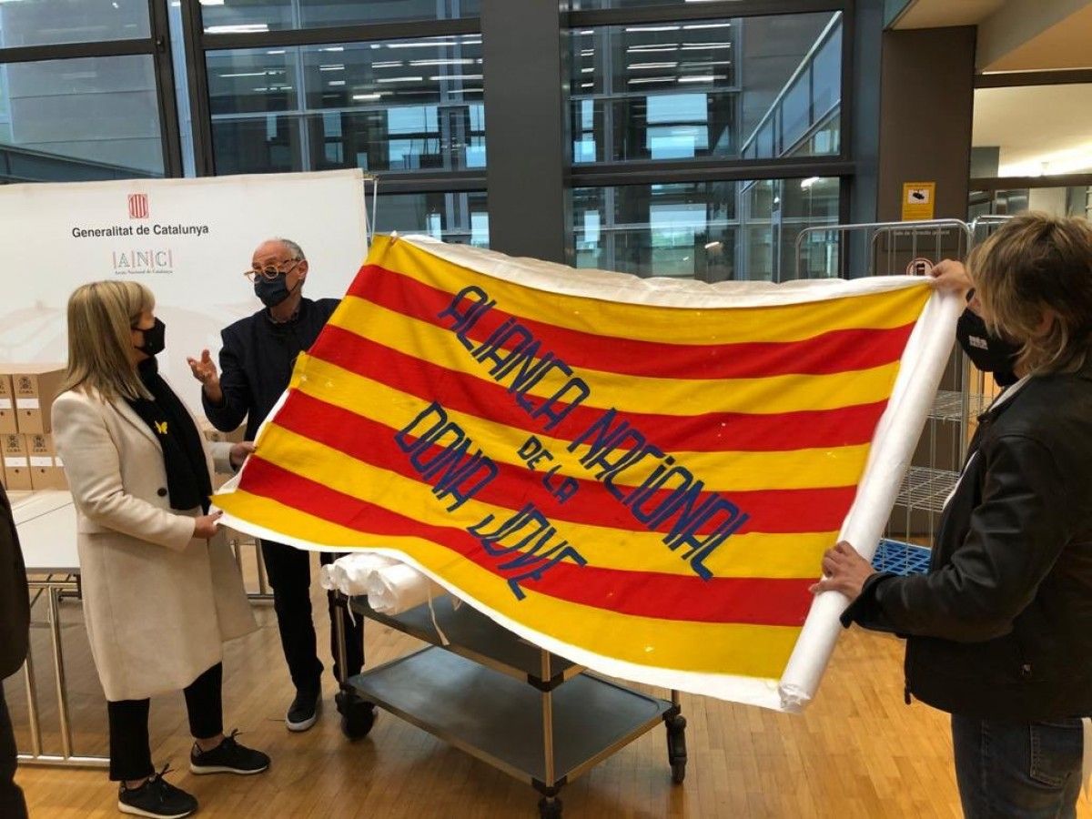 La consellera de Cultura, Àngels Ponsa, davant d'una bandera recuperada dels Papers de Salamanca