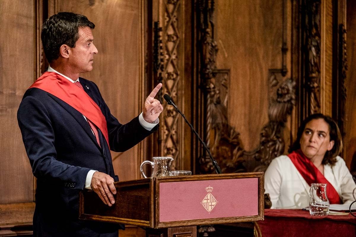 Valls i Colau en la constitució de l'Ajuntament de Barcelona.