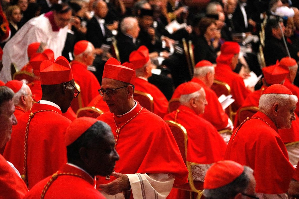 Juan José Omella envoltat d'altres cardenals a Roma. 