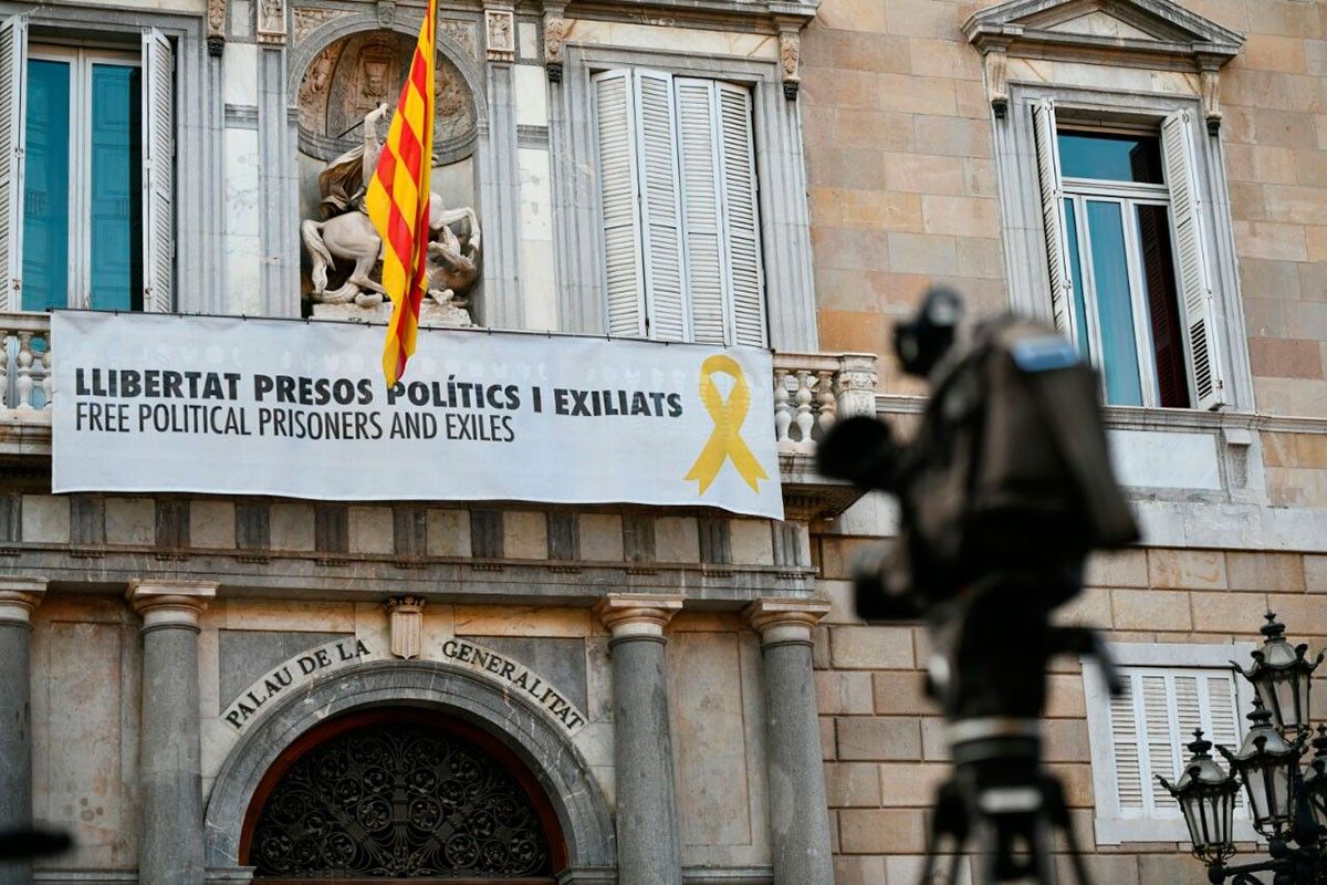 La pancarta pels presos la façana principal del Palau de la Generalitat, aquest dimecres