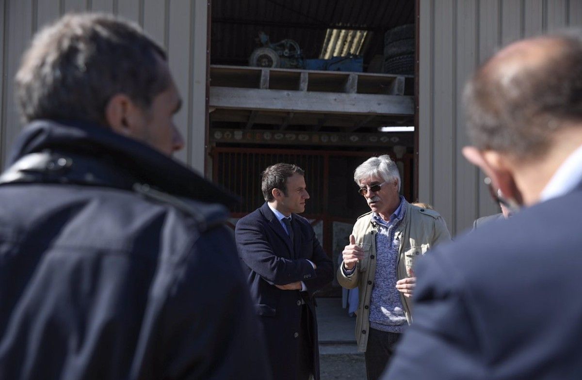 Emmanuel Macron parlant amb pagesos en un acte de campanya