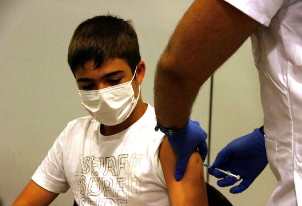 Un noi jove vacunant-se, aquest agost.