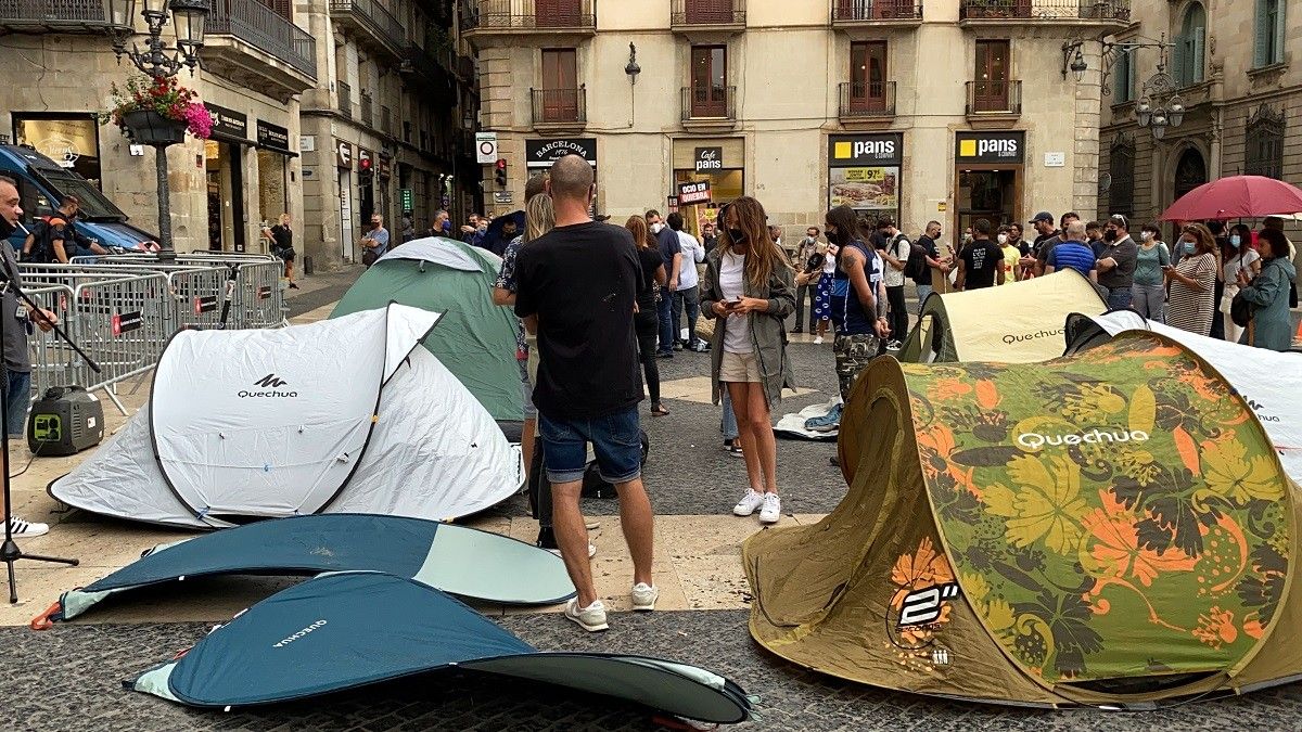 Imatge de l'acampada a la Plaça Sant Jaume