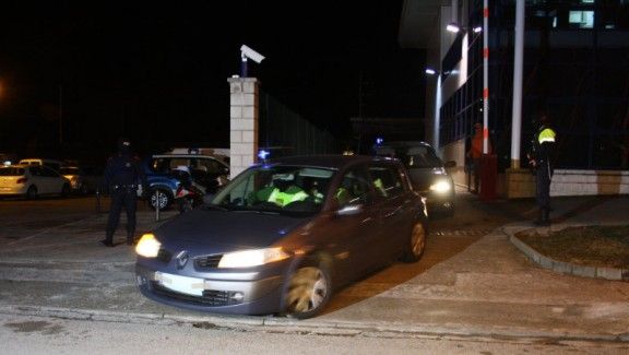 Sortida dels cotxes de la Guàrdia Civil amb els dos detinguts