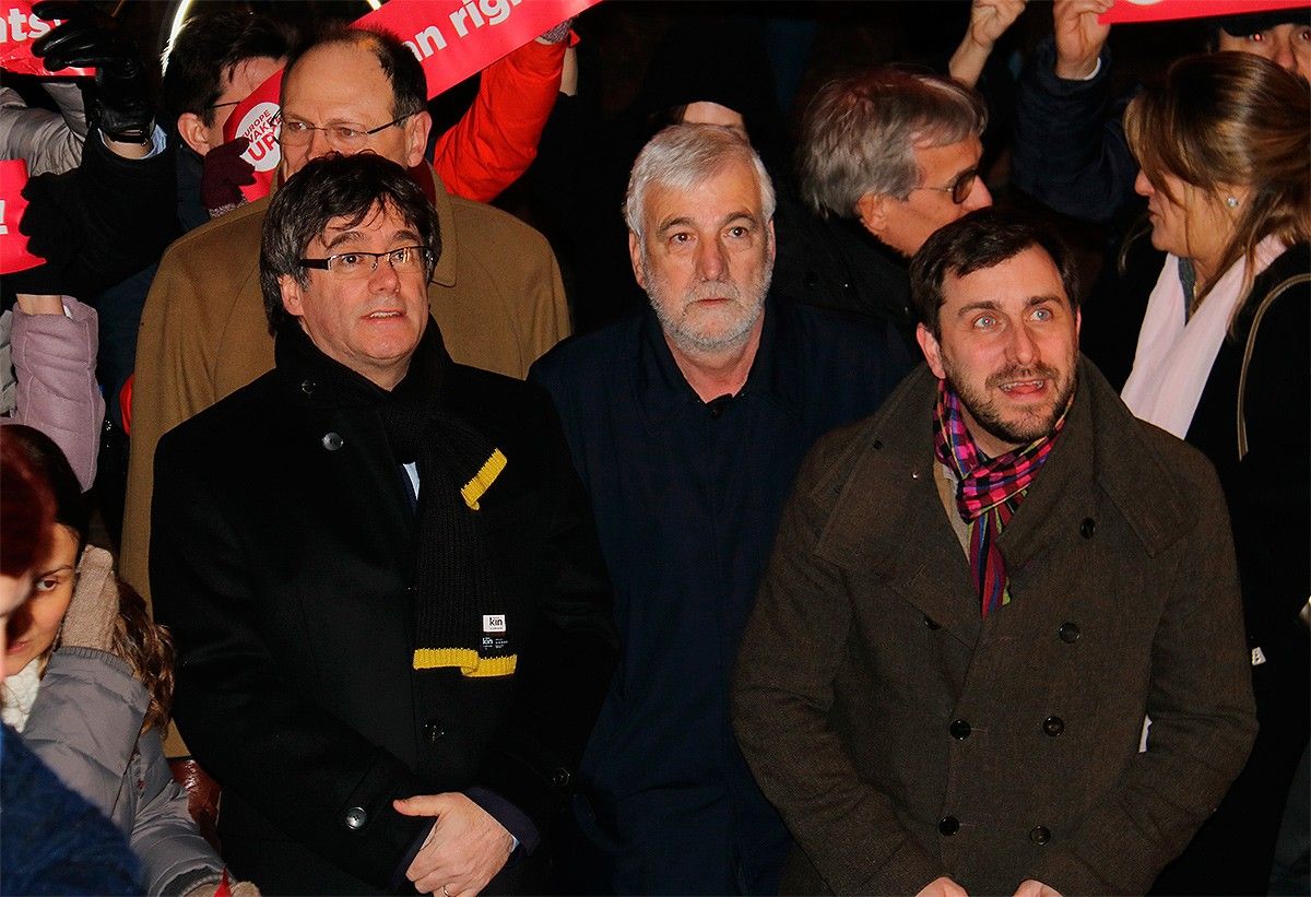 Josep Maria Matamala, al centre de la imatge entre Carles Puigdemont i Toni Comín