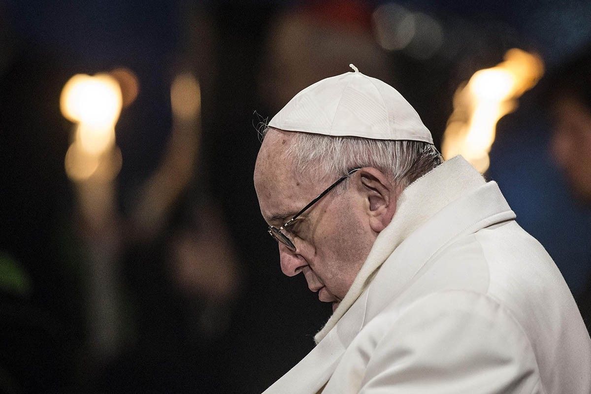 El papa Francesc, durant la celebració del Divendres Sant a Roma