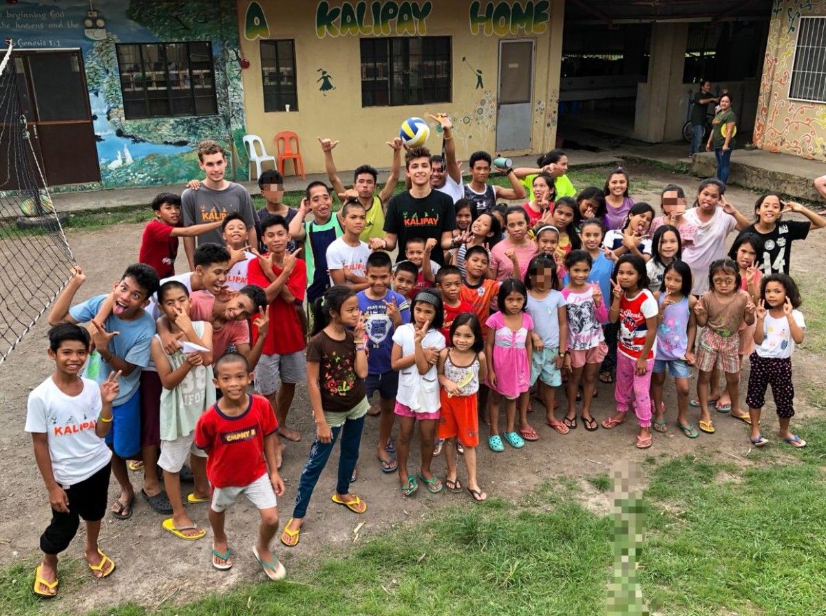 Alex García amb els nens de Kalipay Negrense Foundation durant un dels seus voluntariats