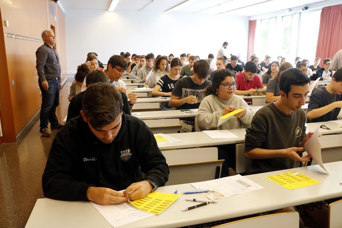 Alumnes catalans s'examinen de selectivitat.