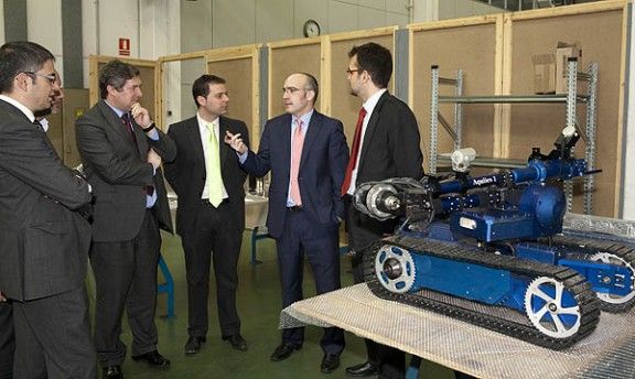 Jordi Martinoy, delegat del Govern a Girona, aquest matí durant la visita a Aquiles Robotics de Ripoll.