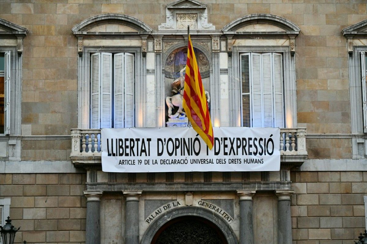 L'última pancarta col·locada al Palau de la Generalitat després de la polèmica dels llaços