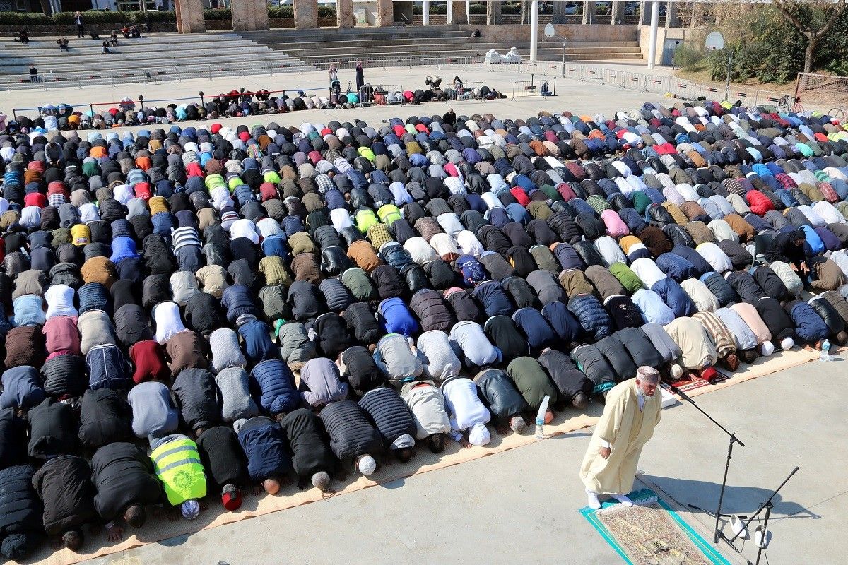 Prop de 2.000 musulmans han participat a la pregària del parc del Clot