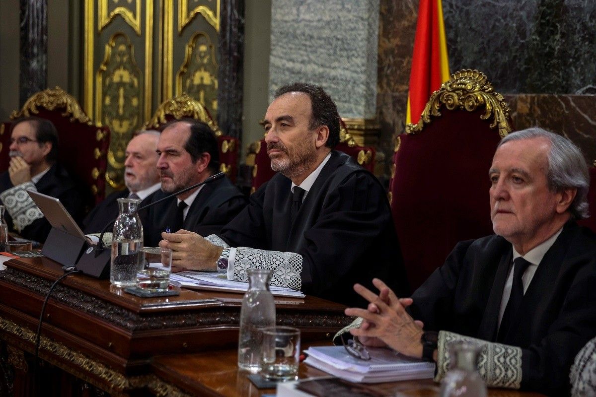 Manuel Marchena i el tribunal de l'1-O, en una sessió del judici