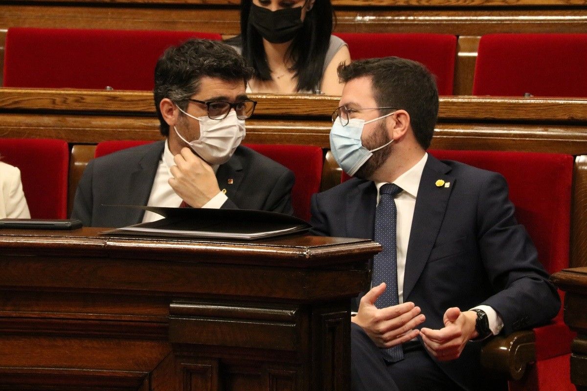 Pere Aragonès i Jordi Puigneró al Parlament.