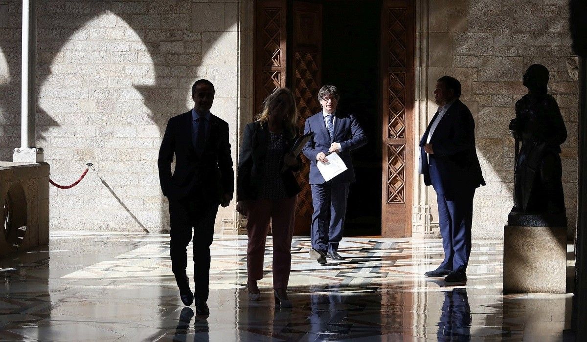 Carles Puigdemont es dirigeix a la reunió del Govern del 9 de maig