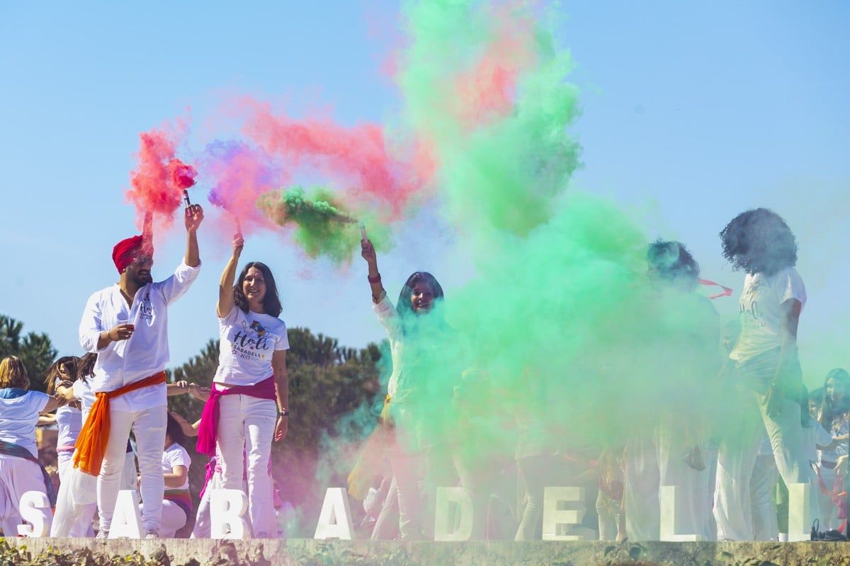Llançament de la pols de colors al Holi Sabadell