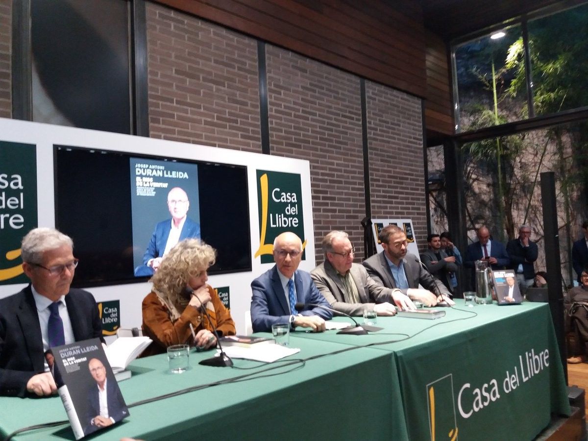 Duran i Lleida, amb A. Puigverd, Mònica Terribas, J. Cuní i l'editor de Proa.