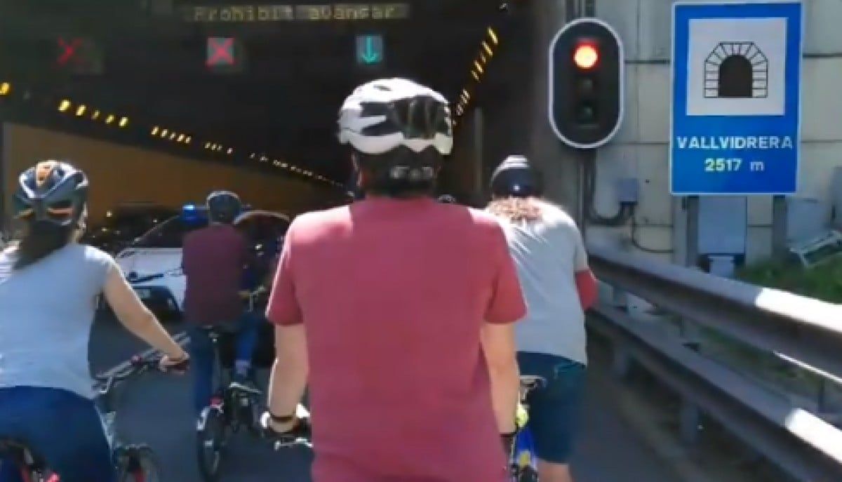 Ciclistes entrant pels Túnels de Vallvidrera