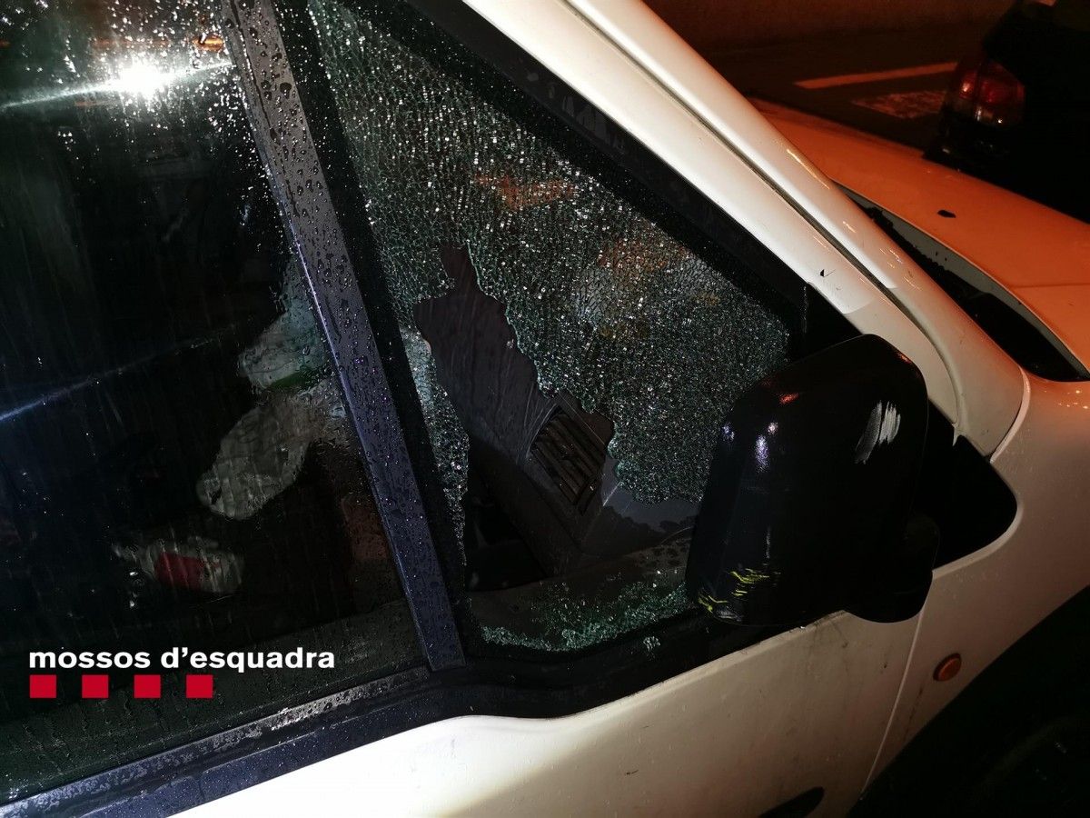 Imatge d'un dels cotxes saquejats pels detinguts a Ripollet