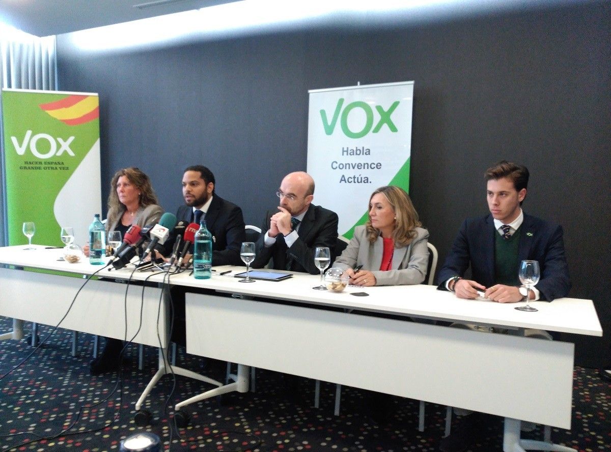 Ignacio Garriga, segon per l'esquerra, cap de llista de Vox per Barcelona.
