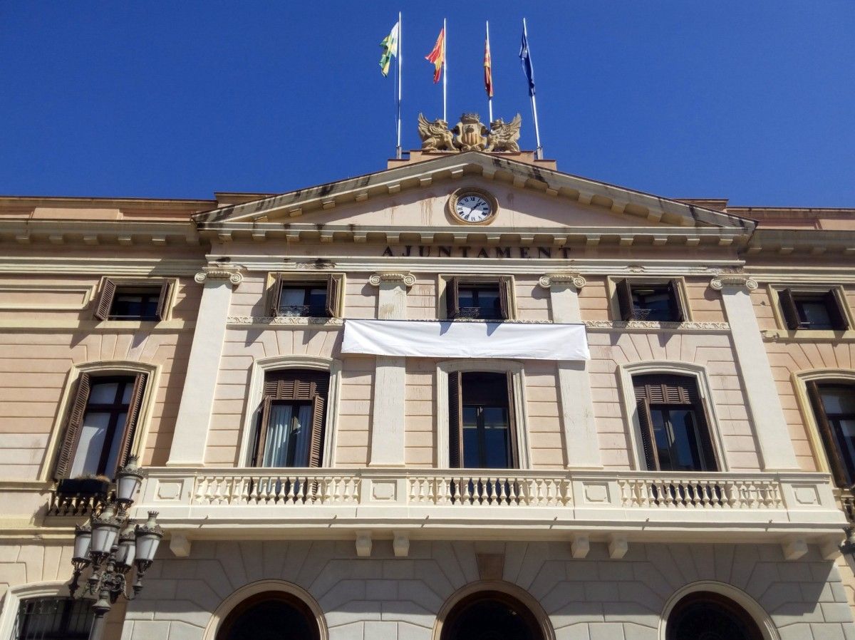 La pancarta girada a l'Ajuntament de Sabadell