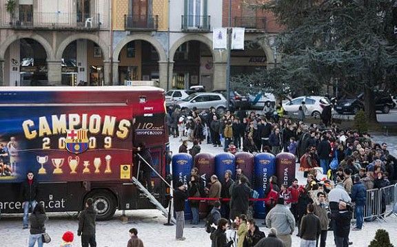 El bus amb les 6 copes del Barça va fer parada a la plaça Fra Bernadí de Manlleu.