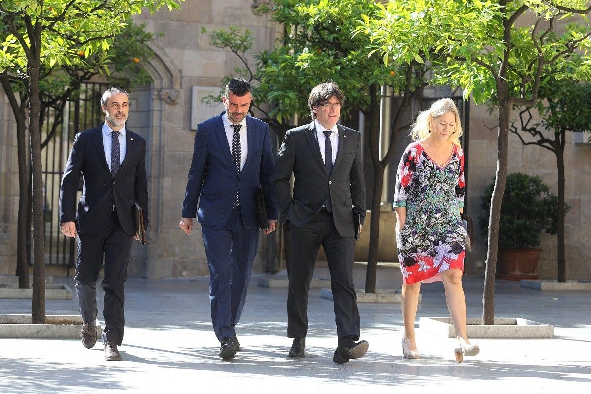 Vila amb Puigdemont i Munté abans del consell executiu