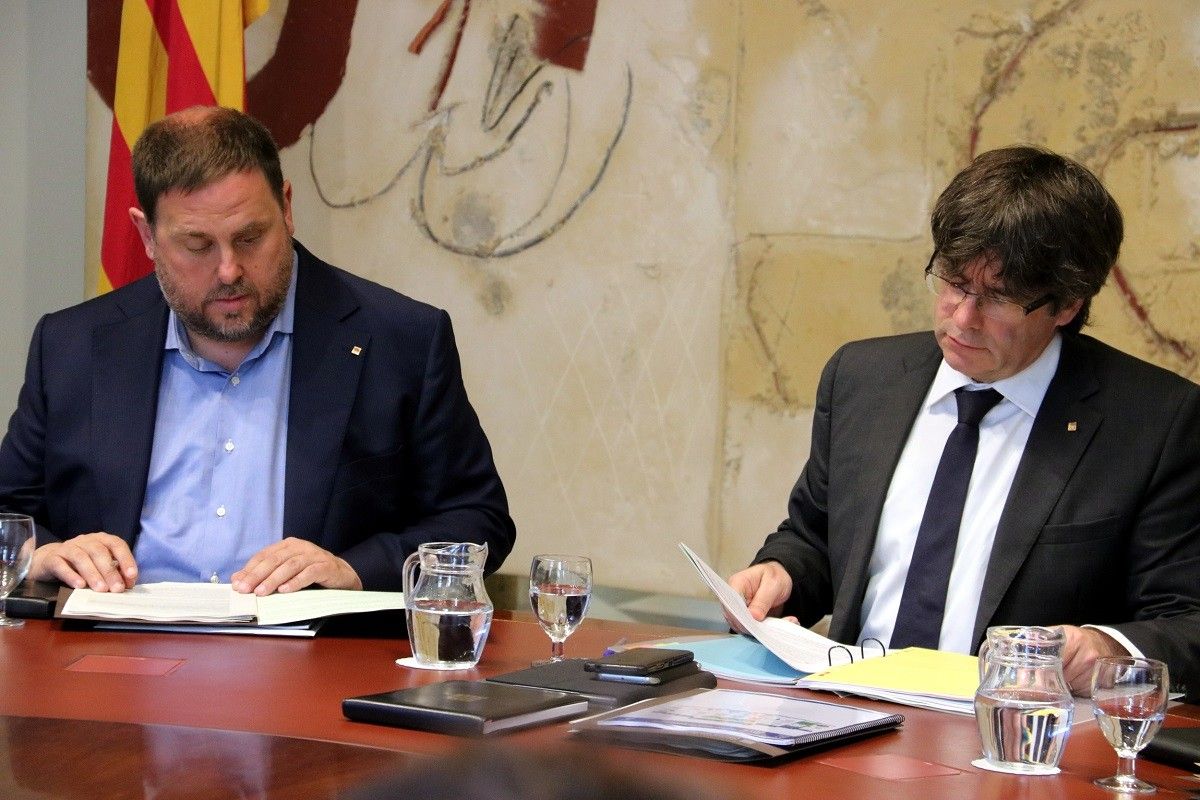 Carles Puigdemont i Oriol Junqueras, durant la reunió del Govern del 16 de maig