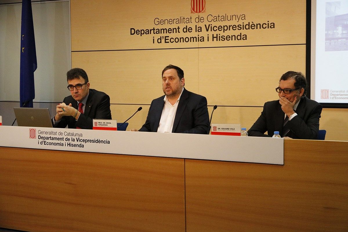 El secretari d’Hisenda, Lluís Salvadó, el vicepresident Oriol Junqueras, i el director de l’ATC, Eduard Vilà