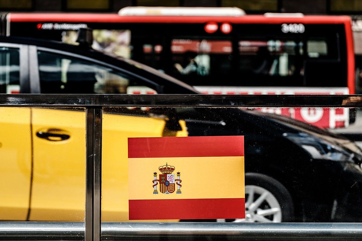 Una bandera espanyoles enganxada en una entrada de metro