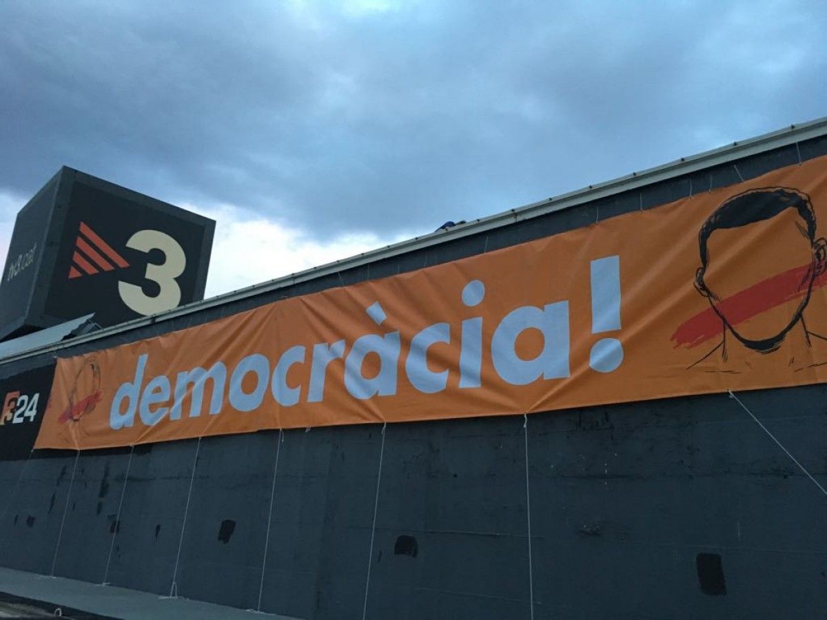 Una pancarta reclamant democràcia, a TV3