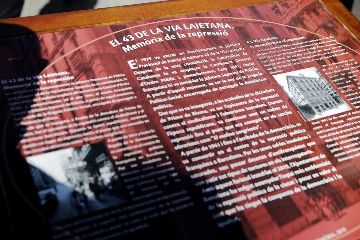 La placa que recorda les tortures policials a la Via Laietana