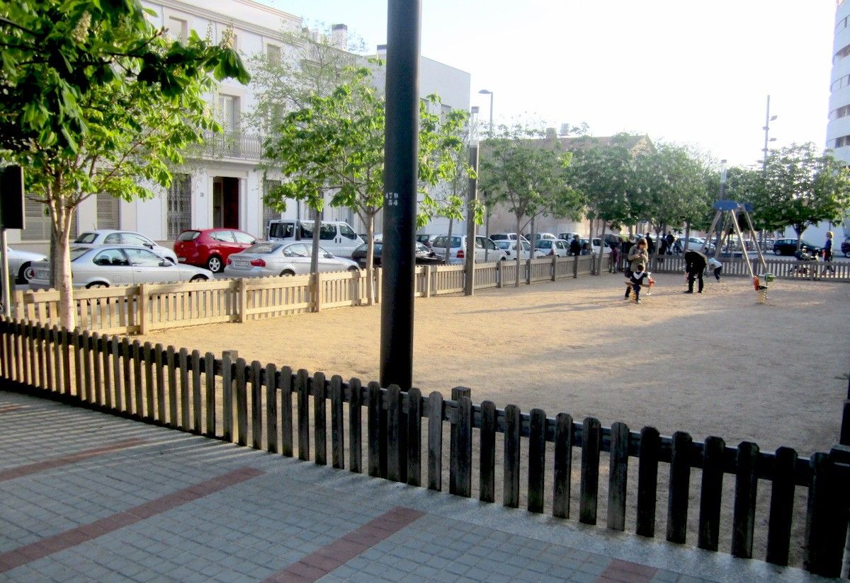Parc infantil al carrer Cervantes de Sabadell.
