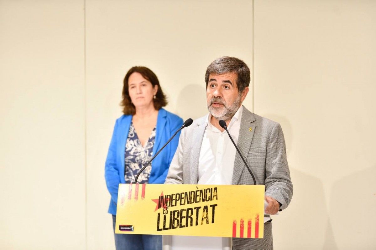 Jordi Sànchez, acompanyat d'Elisenda Paluzie, en la roda de premsa d'aquesta tarda