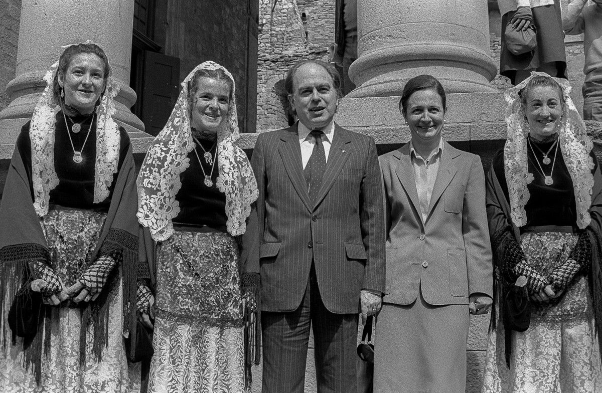 Jordi Pujol i Marta Ferrusola inauguran el Mercat del Ram de Vic el 1981