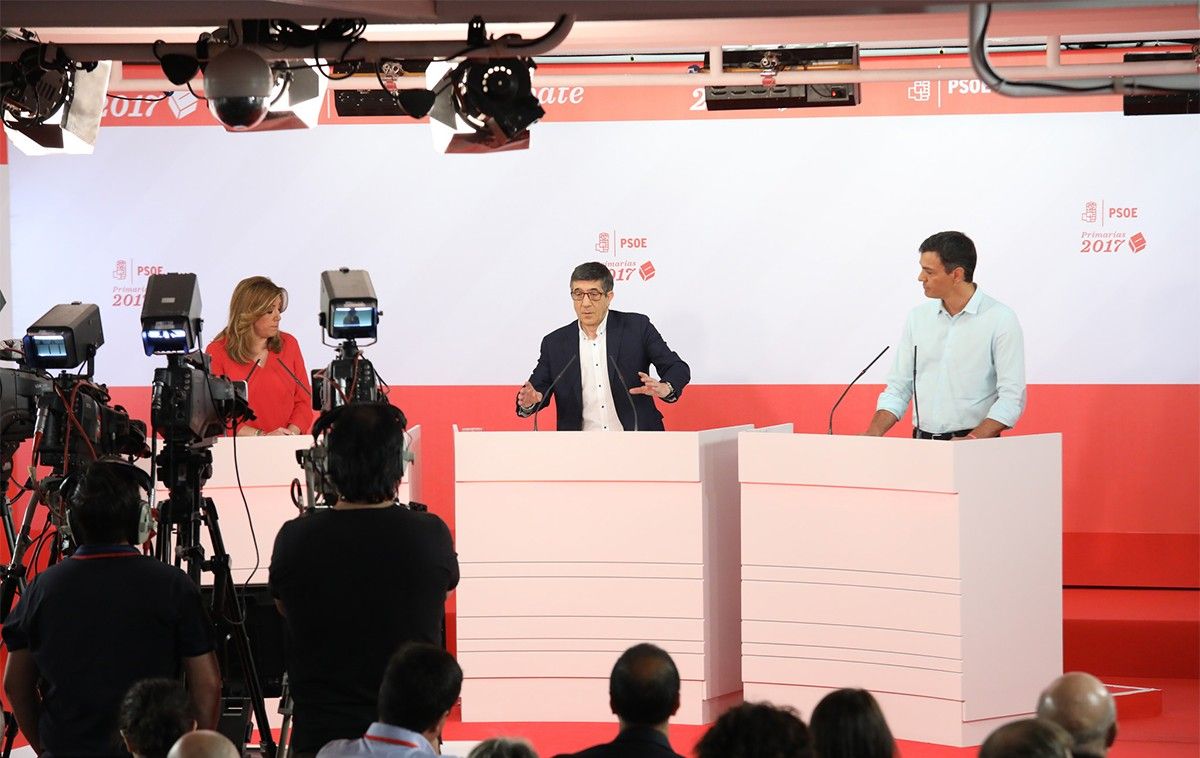 Díaz i Sánchez, mirant López al debat del PSOE