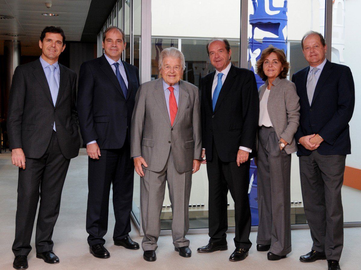 Joan Uriach, al centre de la imatge, amb el Consell de Família de la seva empresa