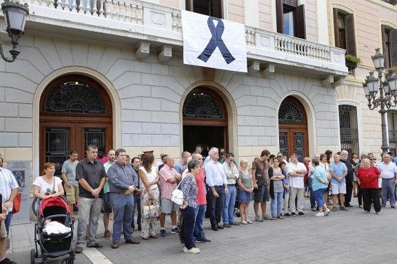 Veïns i polítics de Sabadell durant el minut de silenci