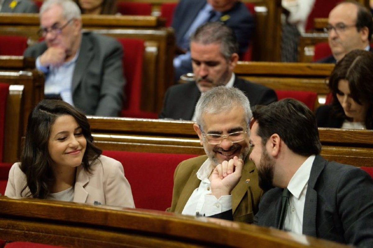 Inés Arrimadas, Carlos Carrizosa i Fernando de Páramo, durant un ple del Parlament.