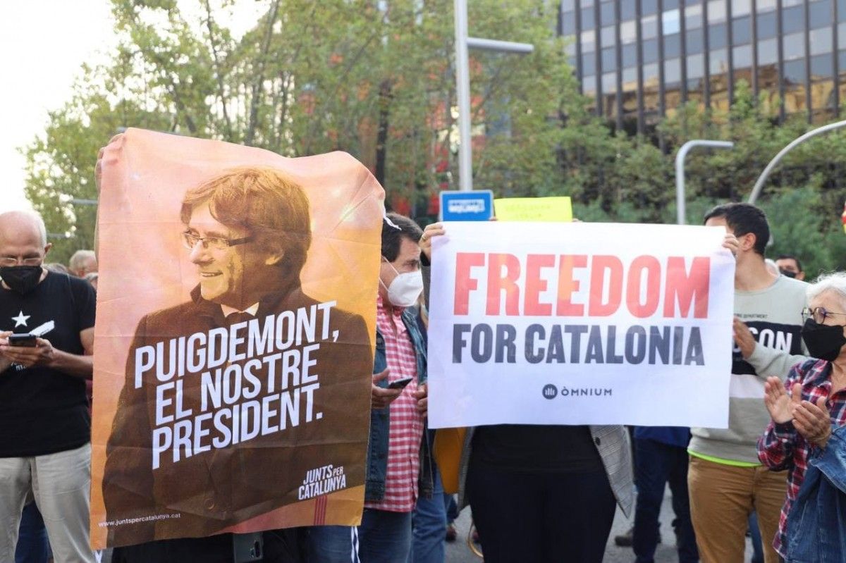 Manifestació davant del consolat italià de Barcelona