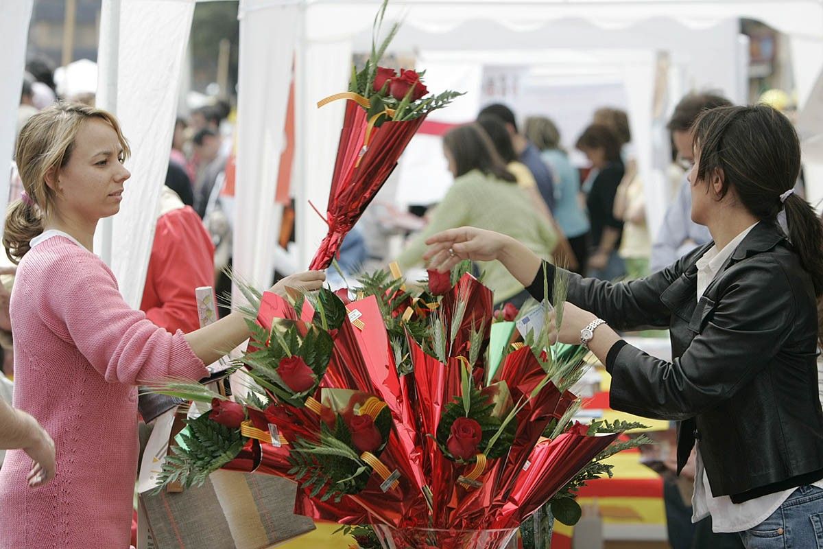 Una noia compra una rosa a Sabadell