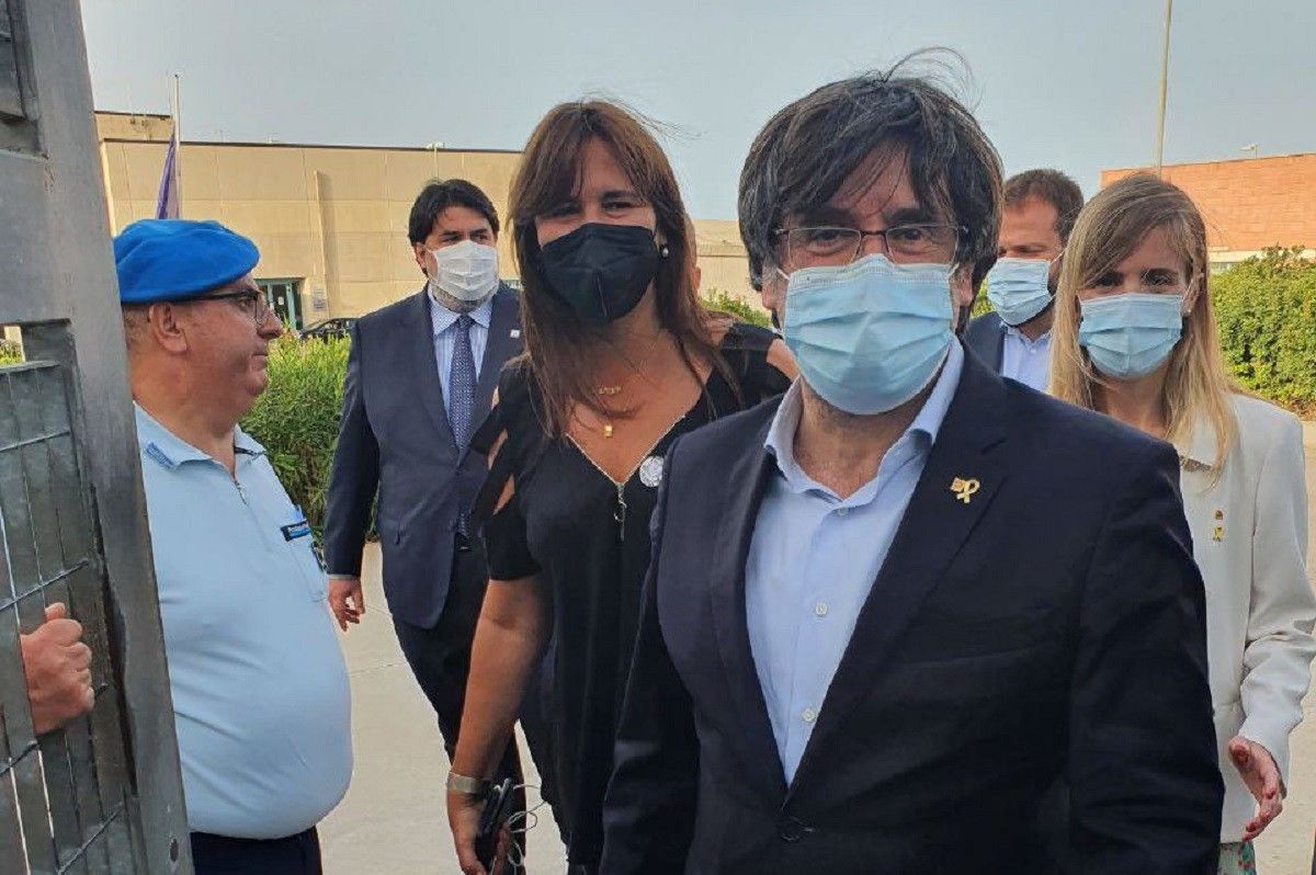 Carles Puigdemont sortint de la presó de Sardenya