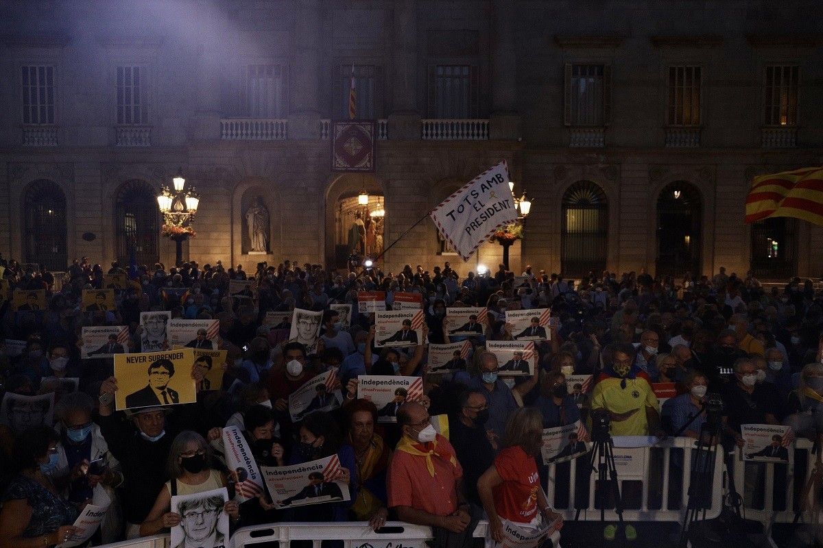 Manifestació a Plaça Sant Jaume contra la detenció de Puigdemont
