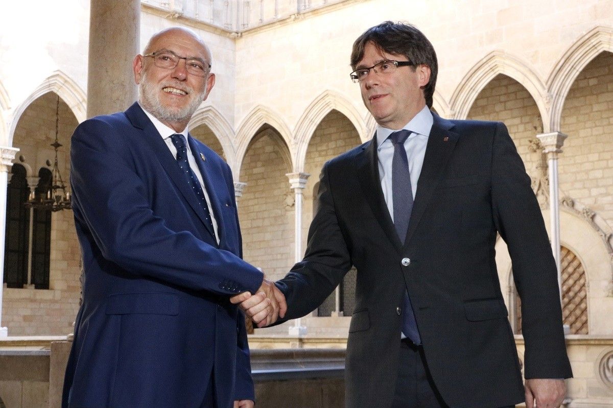 El president de la Generalitat, Carles Puigdemont, amb el fiscal general de l'Estat, José Manuel Maza