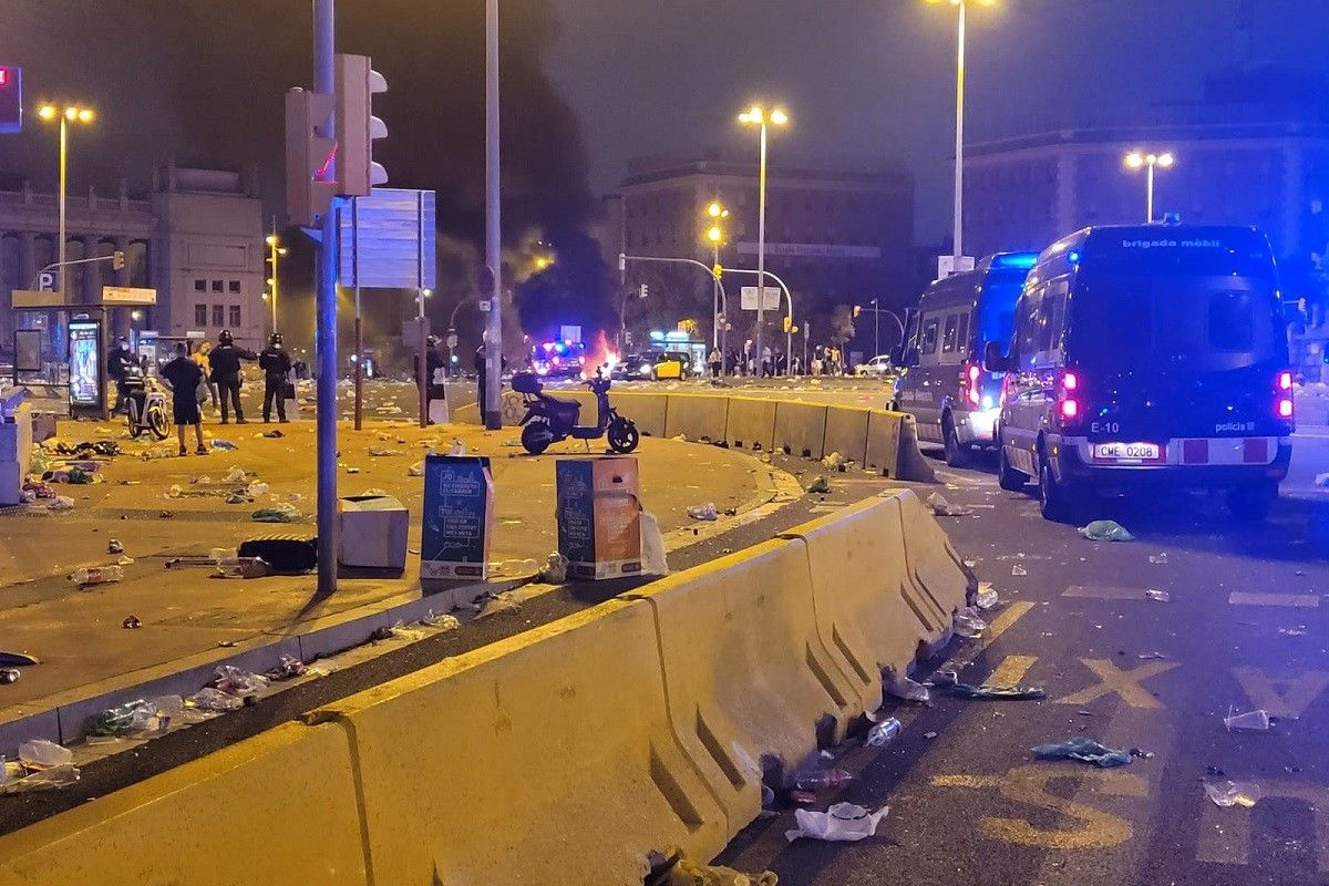 Diverses furgones dels Mossos i destrosses visibles a Plaça Espanya