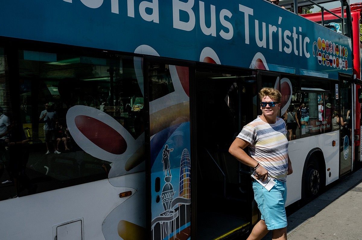 Un jove baixant del Bus Turístic
