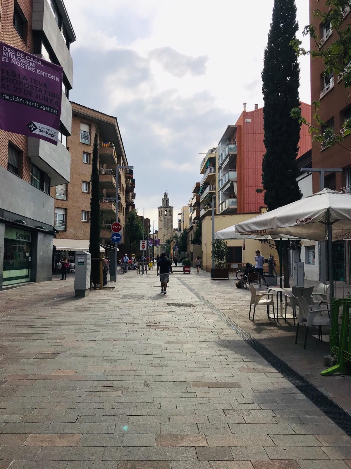 Gent amb mascareta al centre de Sant Cugat. 