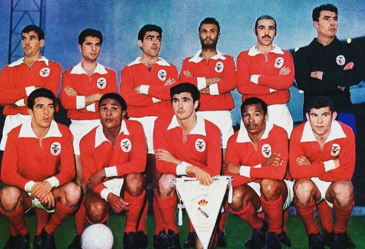 L’onze del Benfica que va guanyar la final de la Copa d’Europa de 1962 al Reial Madrid vestint la samarreta de color roig del club que el règim va rebatejar com a “encarnada”