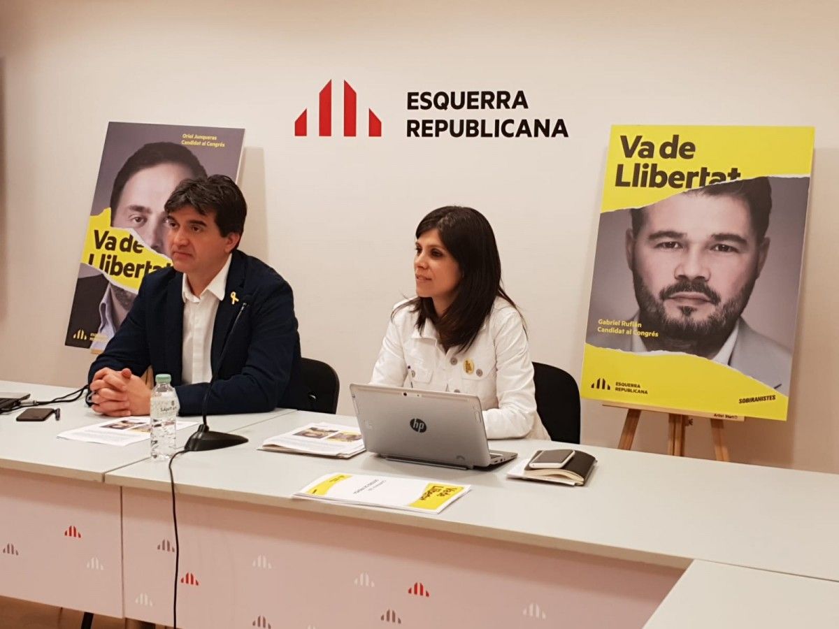 Sergi Sabrià i Marta Vilalta, amb els cartells electorals del 28-A al darrere