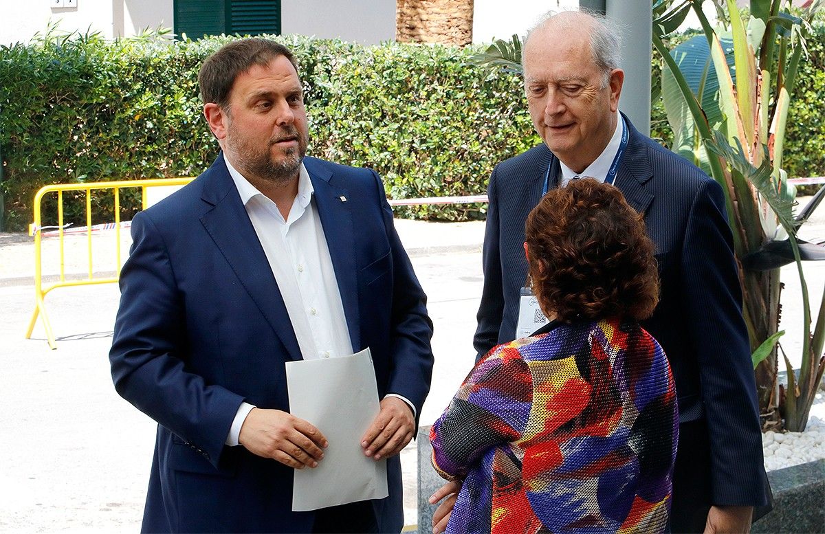 Oriol Junqueras acompanyat de Dolors Bassa i del president del Cercle, Juan José Brugera