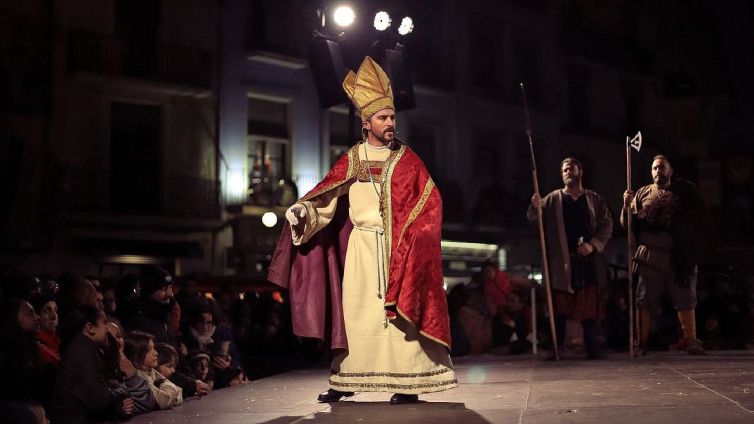 El bisbe Galceran Sacosta durant l'espectacle 'L'aigua és llum' (2023) Foto: Cristina Domingo